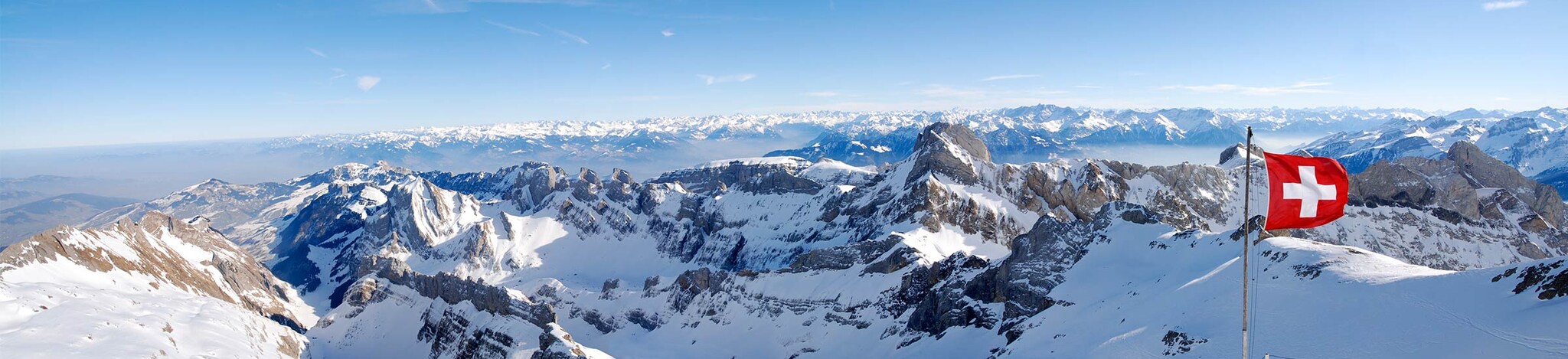 Panoramablick auf die Berge mit der Schweizer Flagge